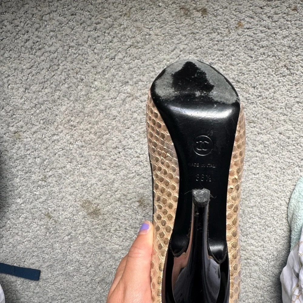 CHANEL Textured Beige and Black Heels - Picture 6 of 7